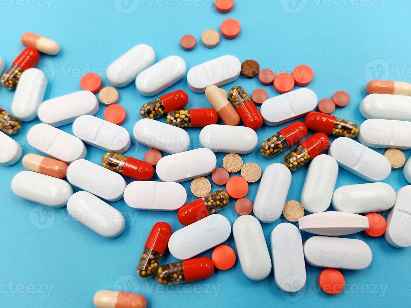 Surtido de píldoras, tabletas y cápsulas de medicamentos farmacéuticos foto