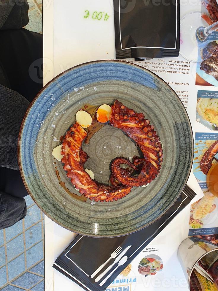 Español plato gallego estilo pulpo con patatas a restaurante foto