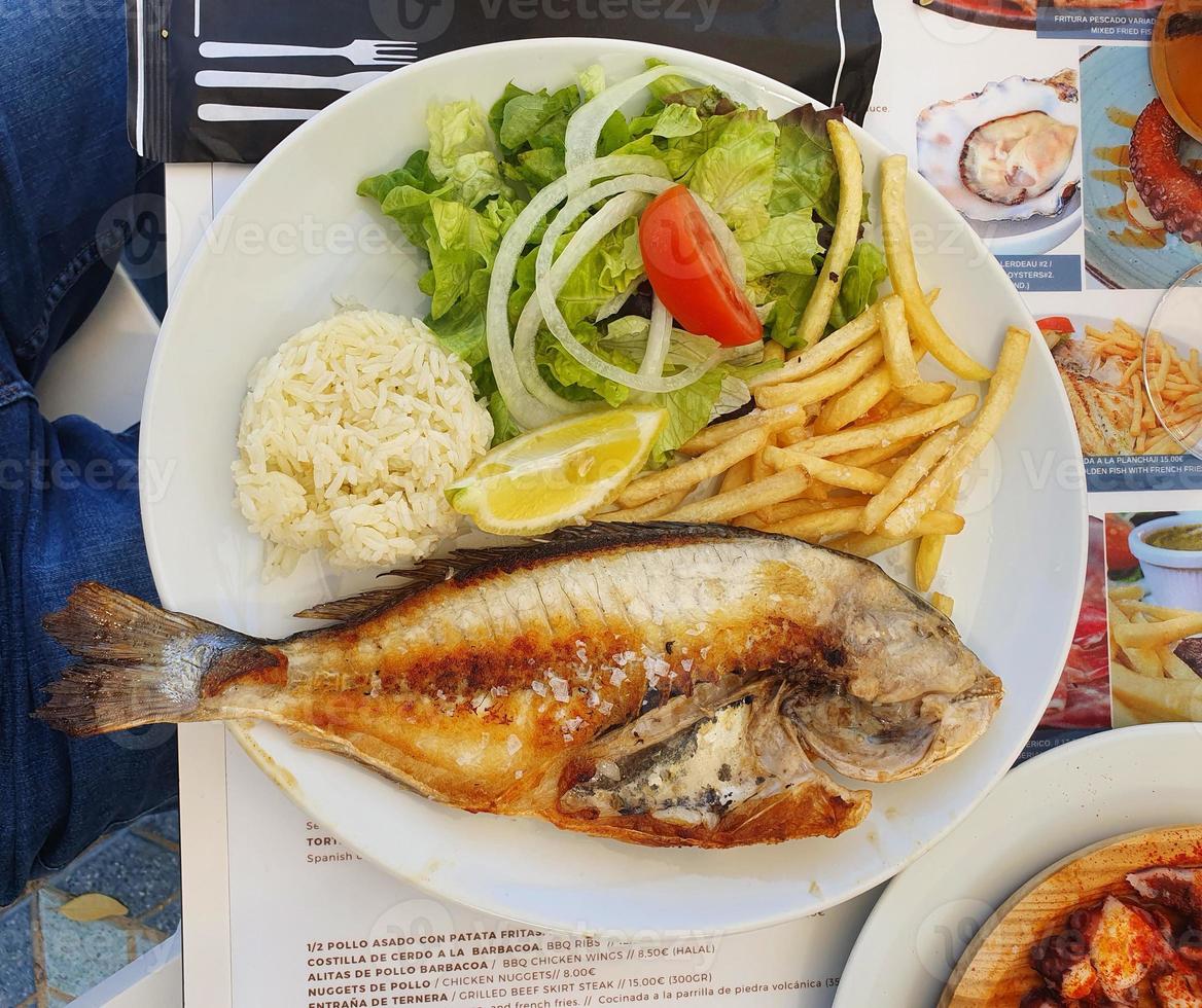 pescado y papas fritas plato en blanco plato a restaurante restaurante foto