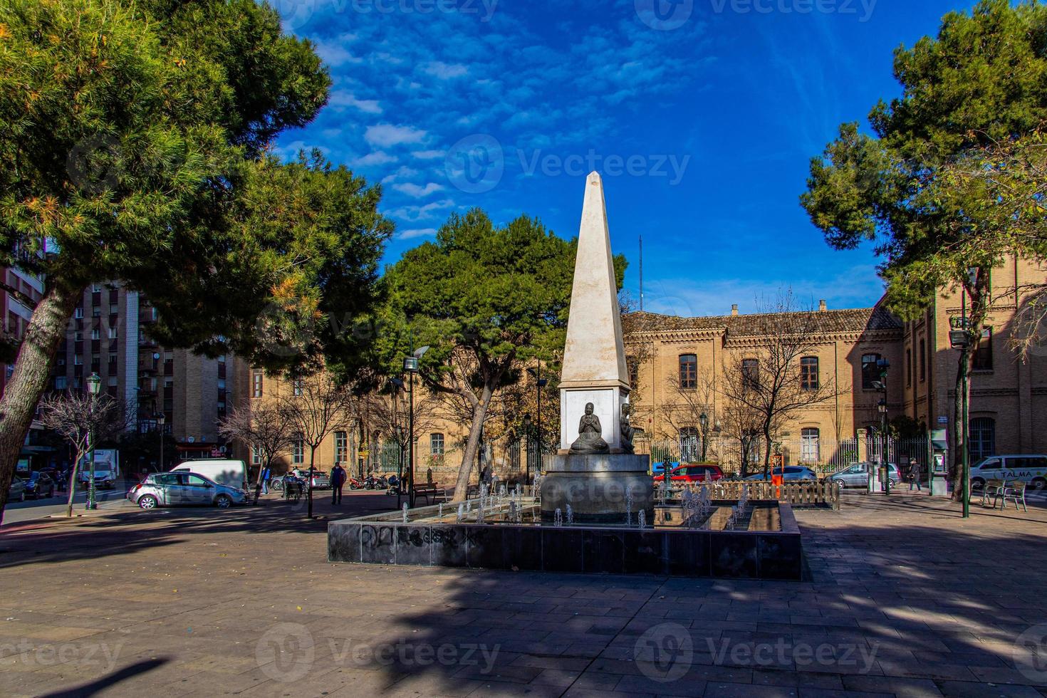 un estatua en frente de un teatro en el ciudad de zaragoza, España en un soleado día foto