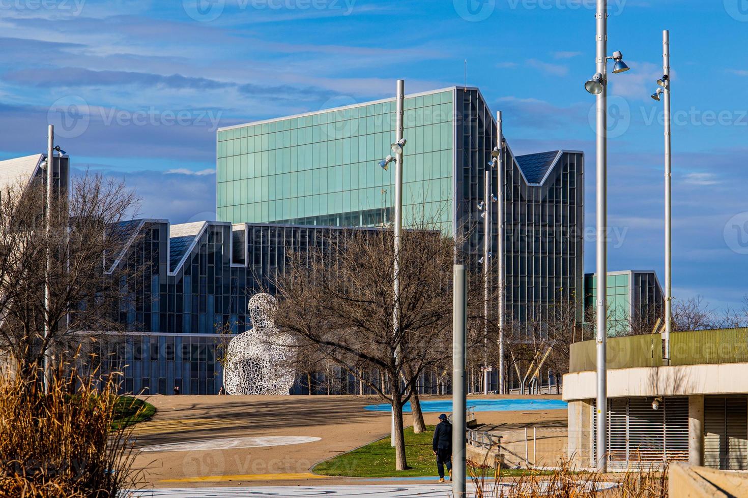 urbano paisaje de zaragoza en España con moderno arquitectura desde expo 2008 foto