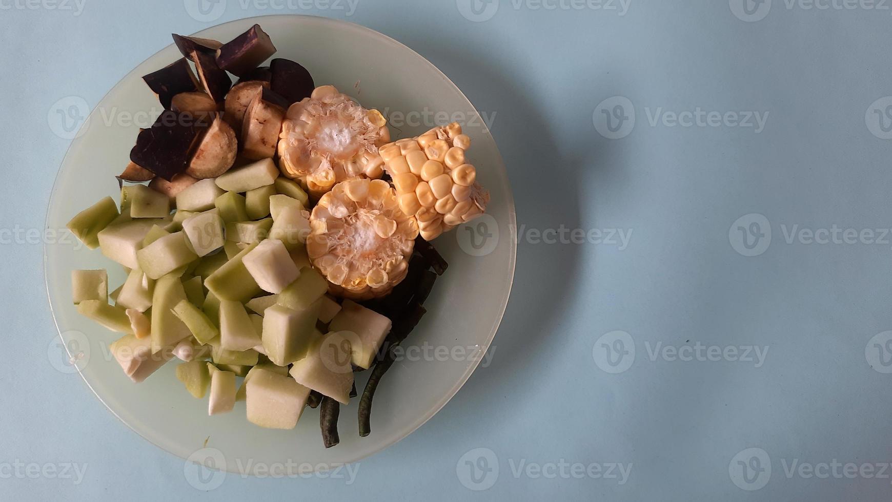 ingredientes para tradicional sundanés cocinando, sayur asem con amarillo antecedentes foto