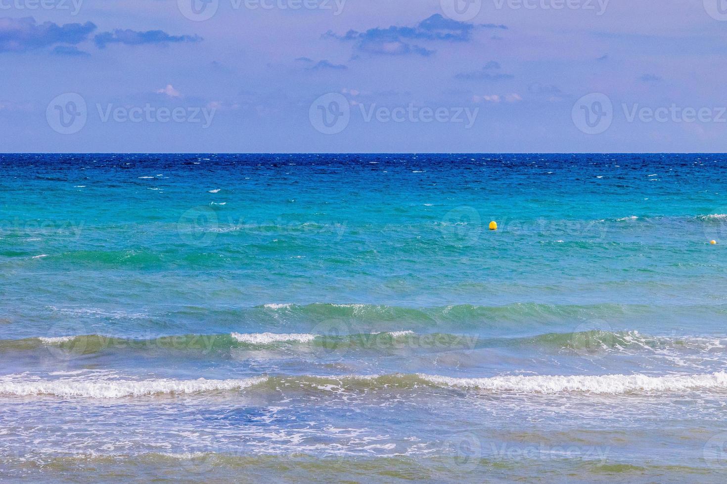 calma azul playa paisaje con agua y cielo y veleros foto