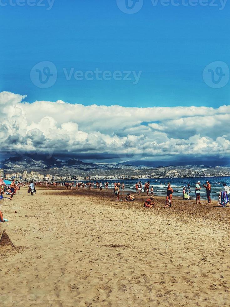 calma playa paisaje de san juan playa en alicante España en un soleado día foto