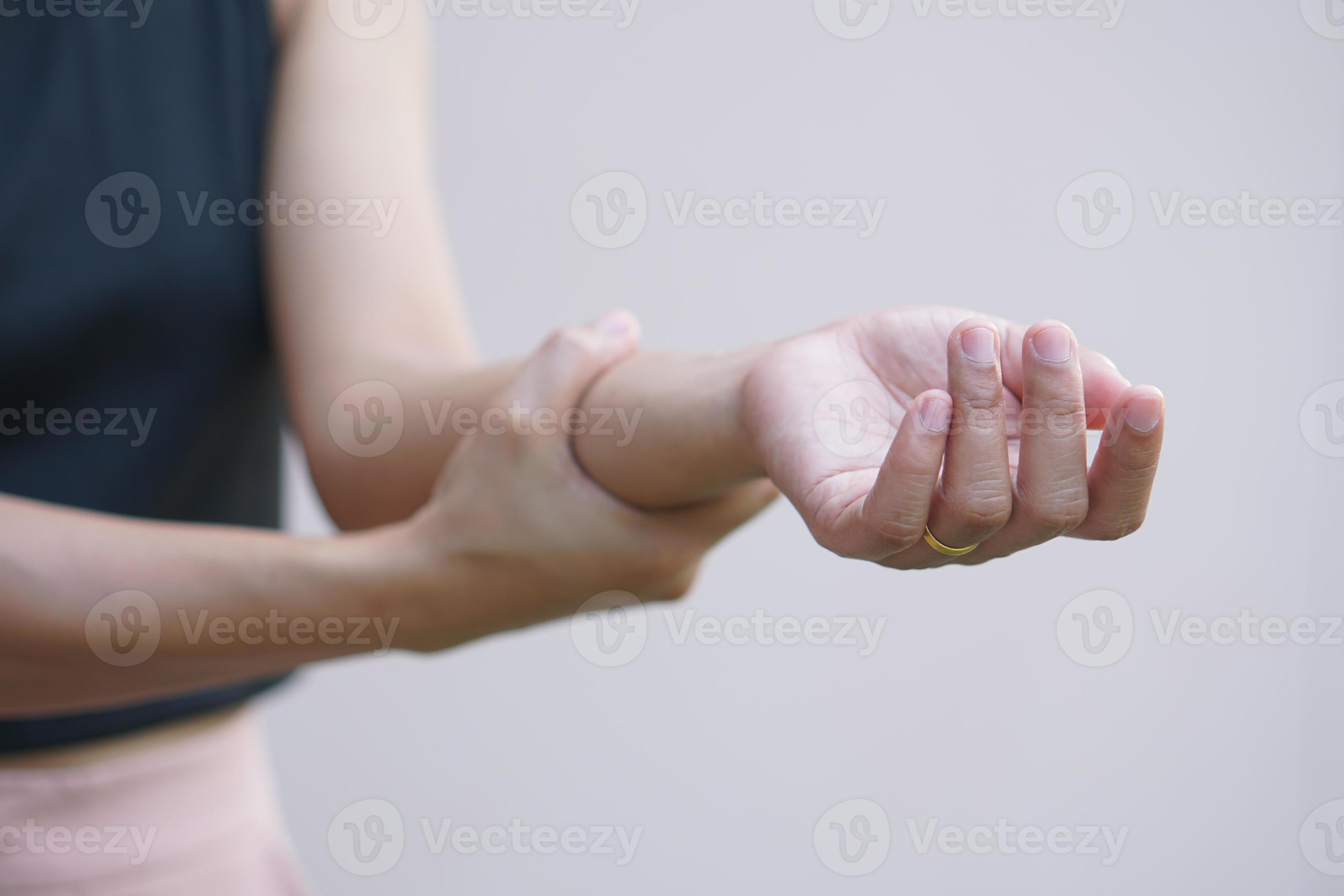 asian-women-have-muscle-weakness-and-numbness-in-their-arms-22557773