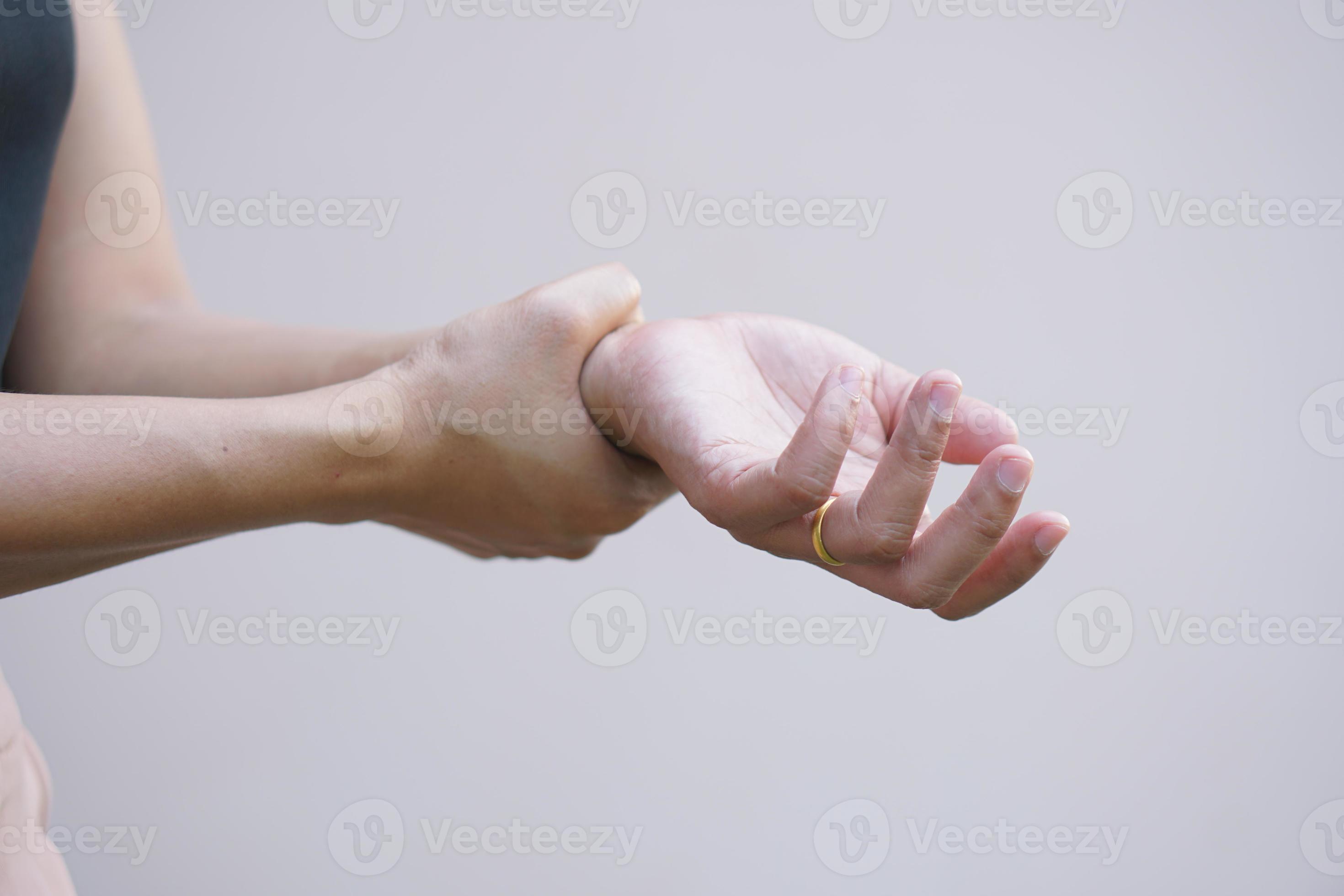 asian-women-have-muscle-weakness-and-numbness-in-their-arms-22557904