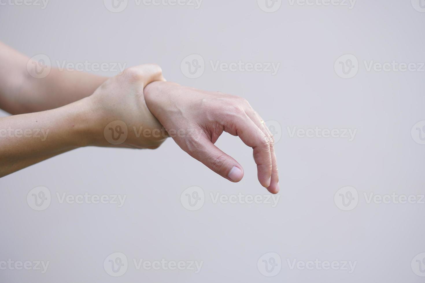 Asian women have muscle weakness and numbness in their arms. 22557907