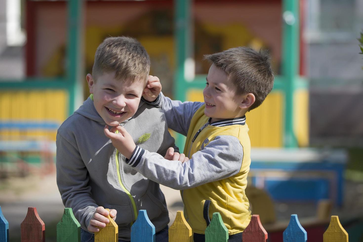 jardín de infancia Niños en el patio de recreo foto