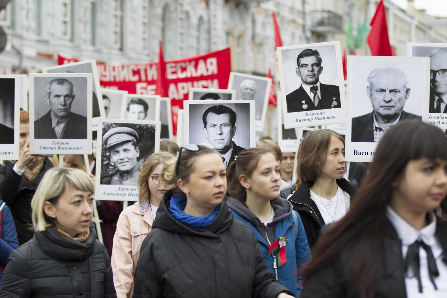 inmortal regimiento. personas con retratos de parientes de víctimas de el guerra. foto