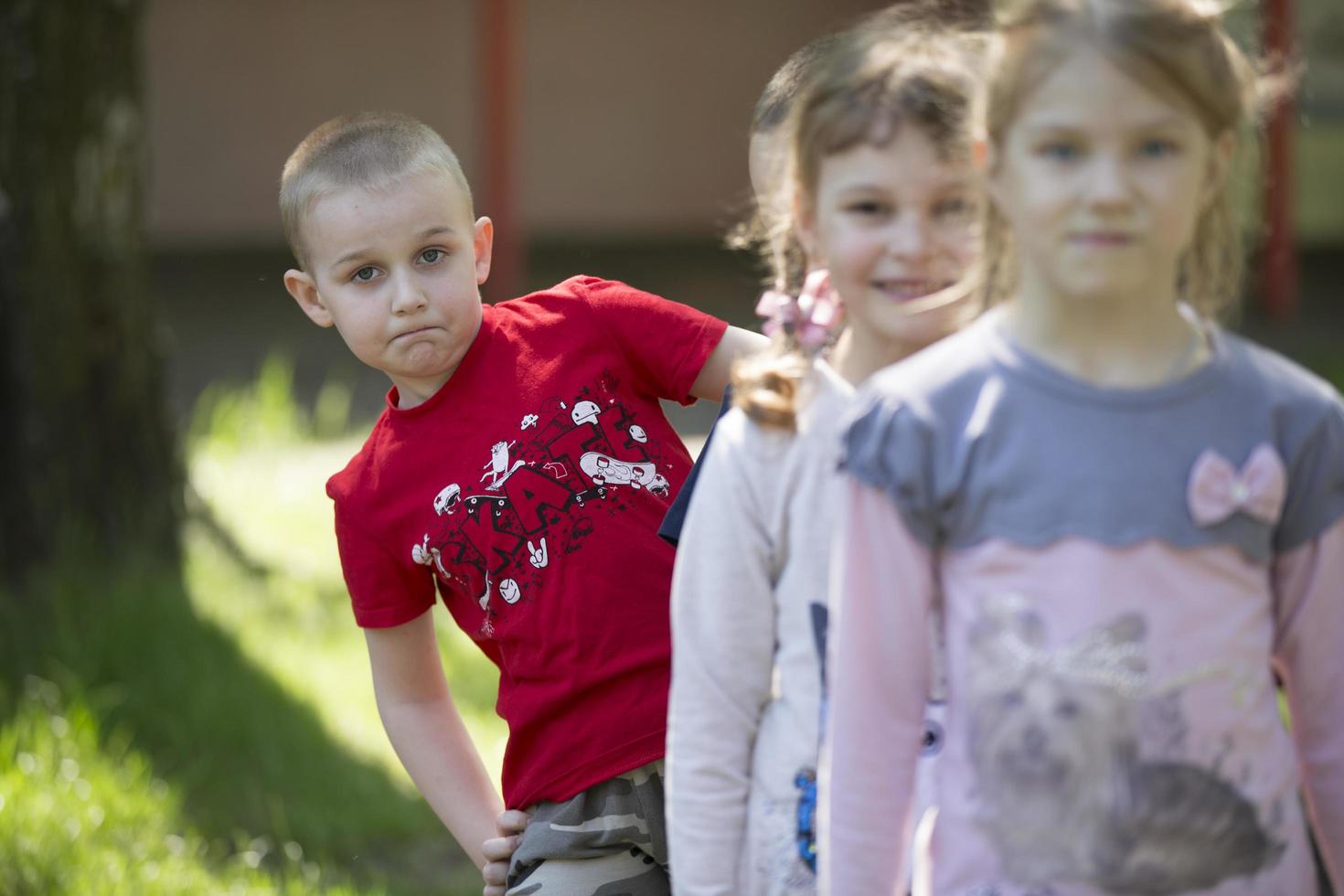 un chico desde jardín de infancia en un verano caminar en el antecedentes de borroso niños foto