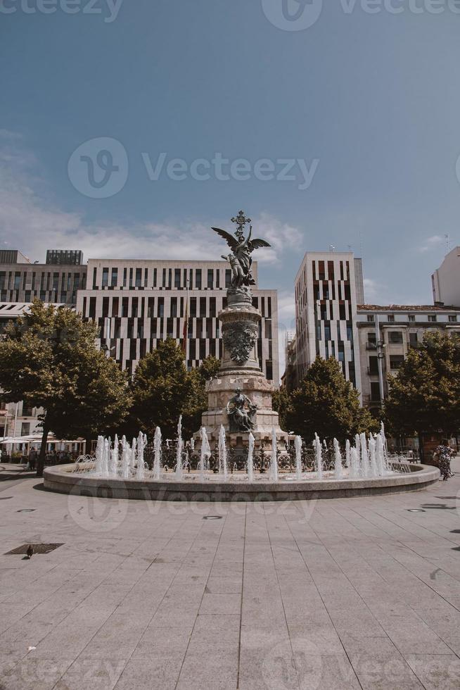 fuente en zaragoza, España en el antiguo pueblo con un ángel foto