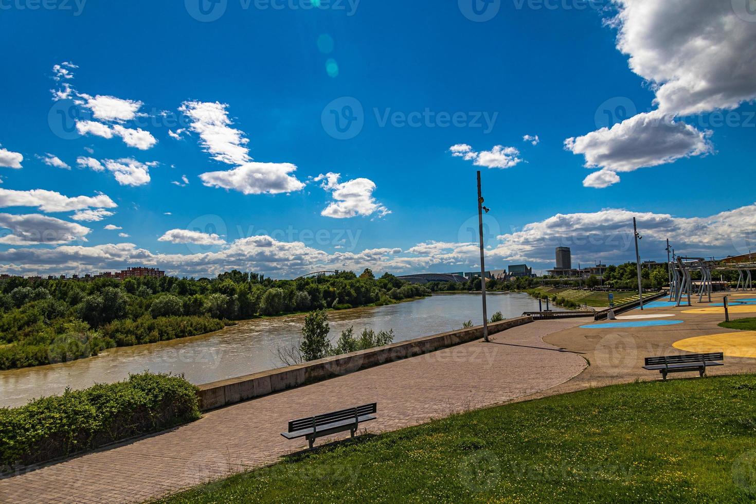 verano paisaje en un soleado día ver de el ebro río y puentes en zaragoza, España foto