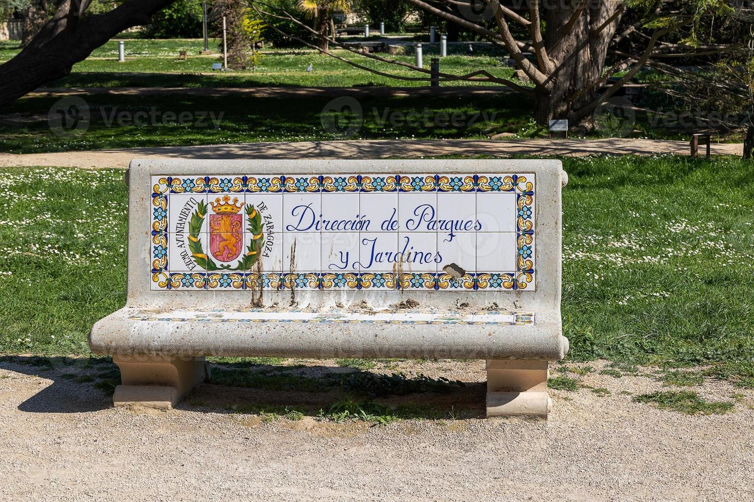 parque banco en un verano día entre verde arboles en el Español ciudad de zaragoza foto