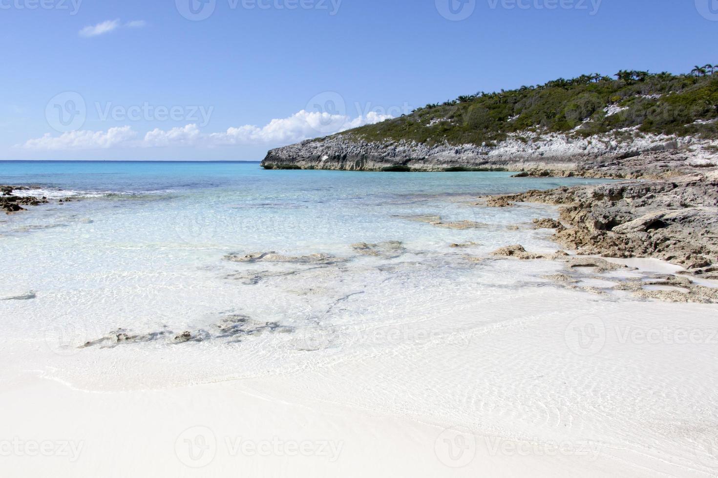 medio Luna isla pequeña isla transparente aguas y rocoso playa foto