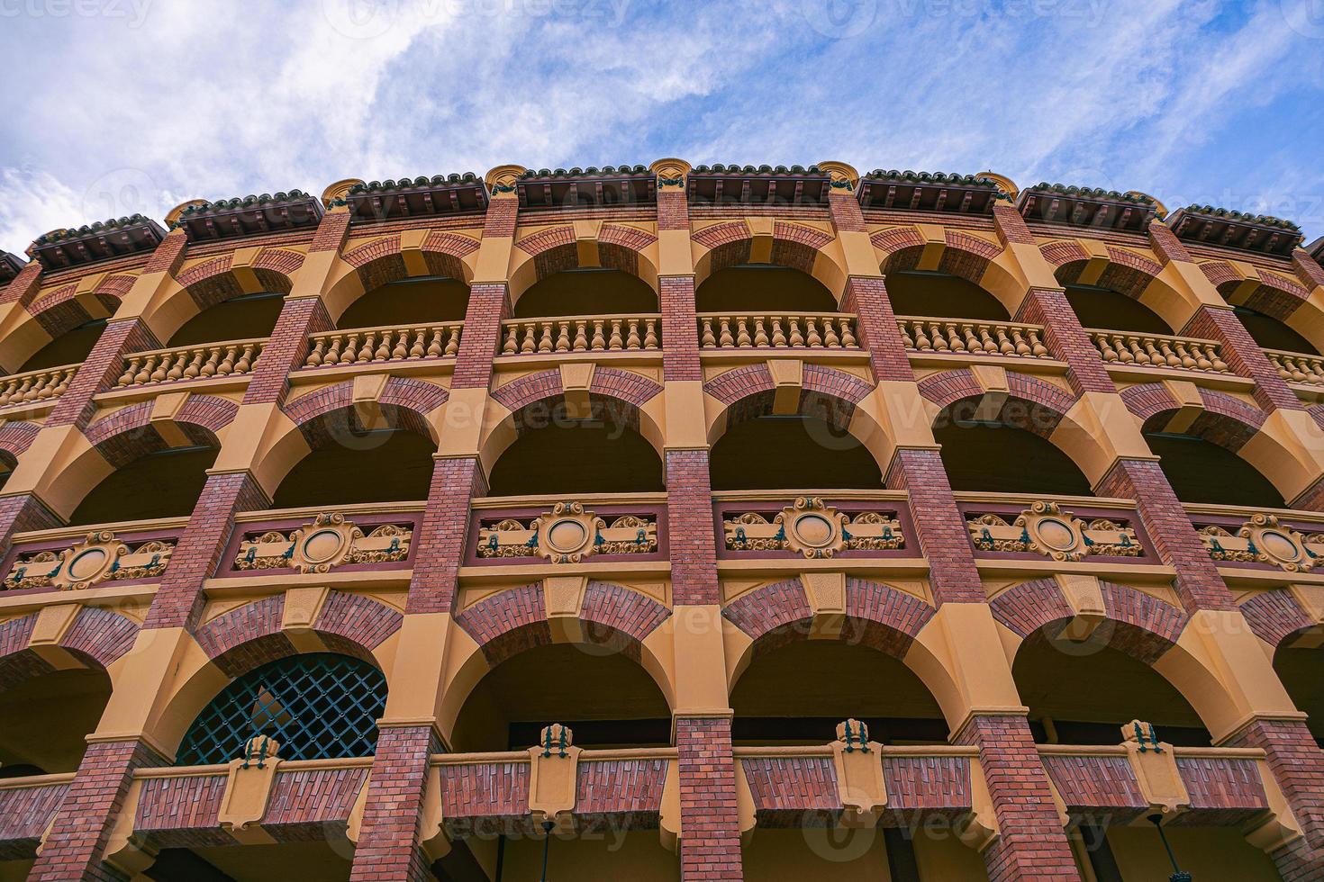 plaza de toros en contra el ciudad de zaragoza, España en un soleado día foto