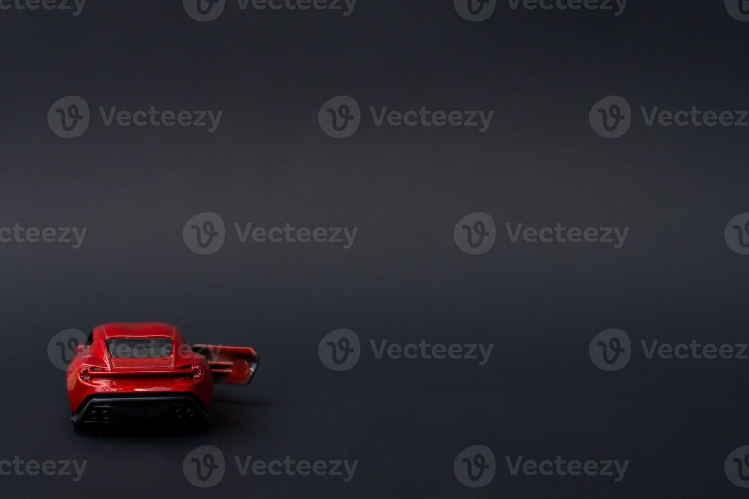 un foto de un rojo juguete coche en aislado negro fondo, después algunos ediciones