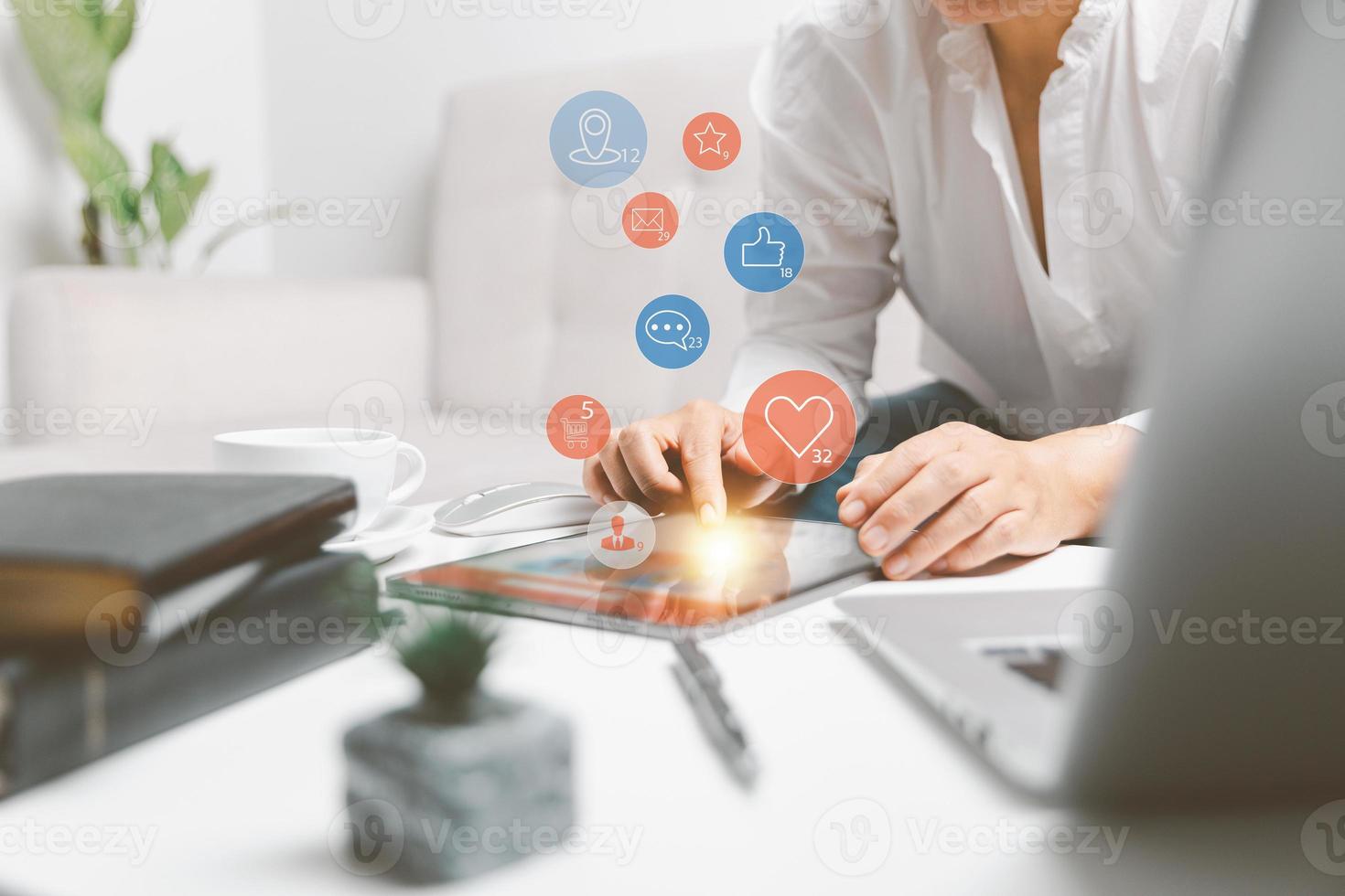 mujer utilizando digital tableta y quedarse a hogar para en línea márketing negocio. negocio mujer utilizando inteligente teléfono con social red Servicio o red social, social medios de comunicación concepto. social medios de comunicación negocio. foto