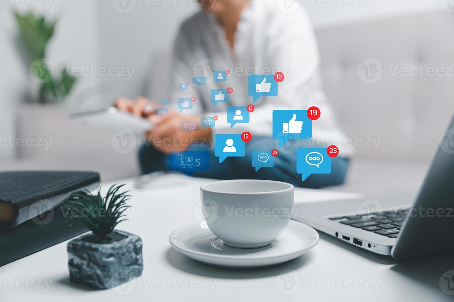 mujer utilizando digital tableta y quedarse a hogar para en línea márketing negocio. negocio mujer utilizando inteligente teléfono con social red Servicio o red social, social medios de comunicación concepto. social medios de comunicación negocio. foto