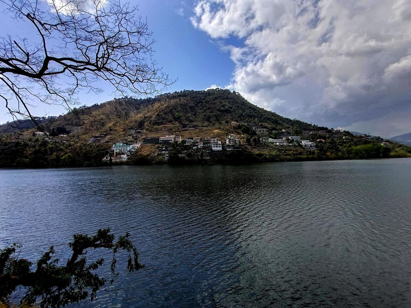 ver de nainital lago en un claro nube, y montaña foto