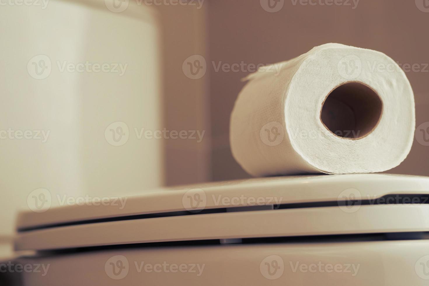 el pañuelo de papel papel estaba metido en el baño cuenco en el baño. foto