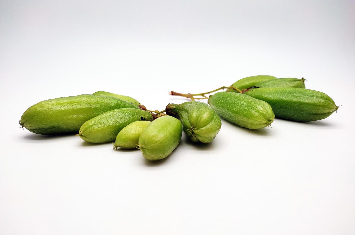 bilimbi Fruta o bilitando o averrhoa bilimbi linn, aislado en blanco antecedentes foto