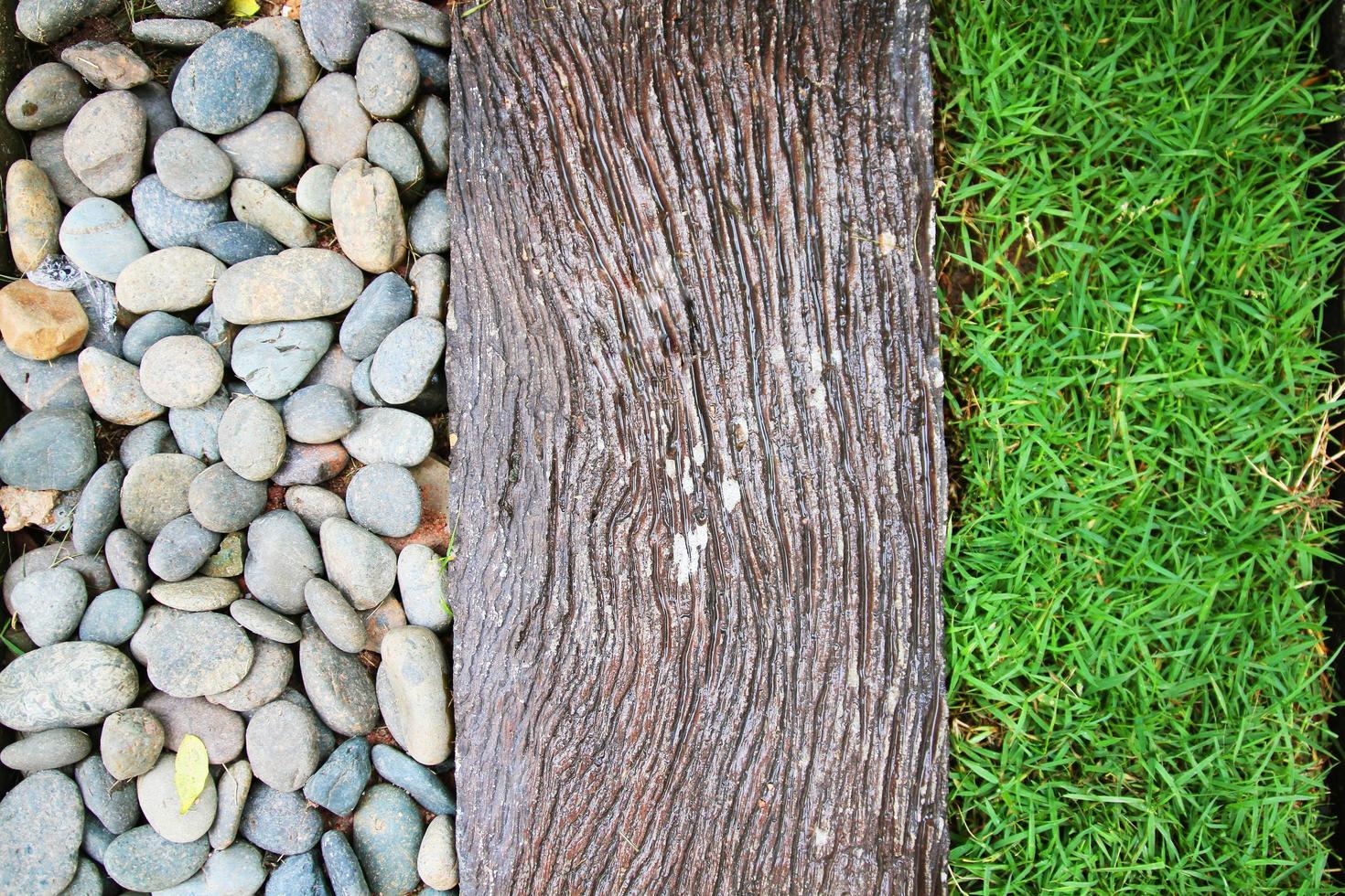 textura detalle de jardín diseño con blanco grava, antiguo madera y césped decoración en el suelo en jardín. foto