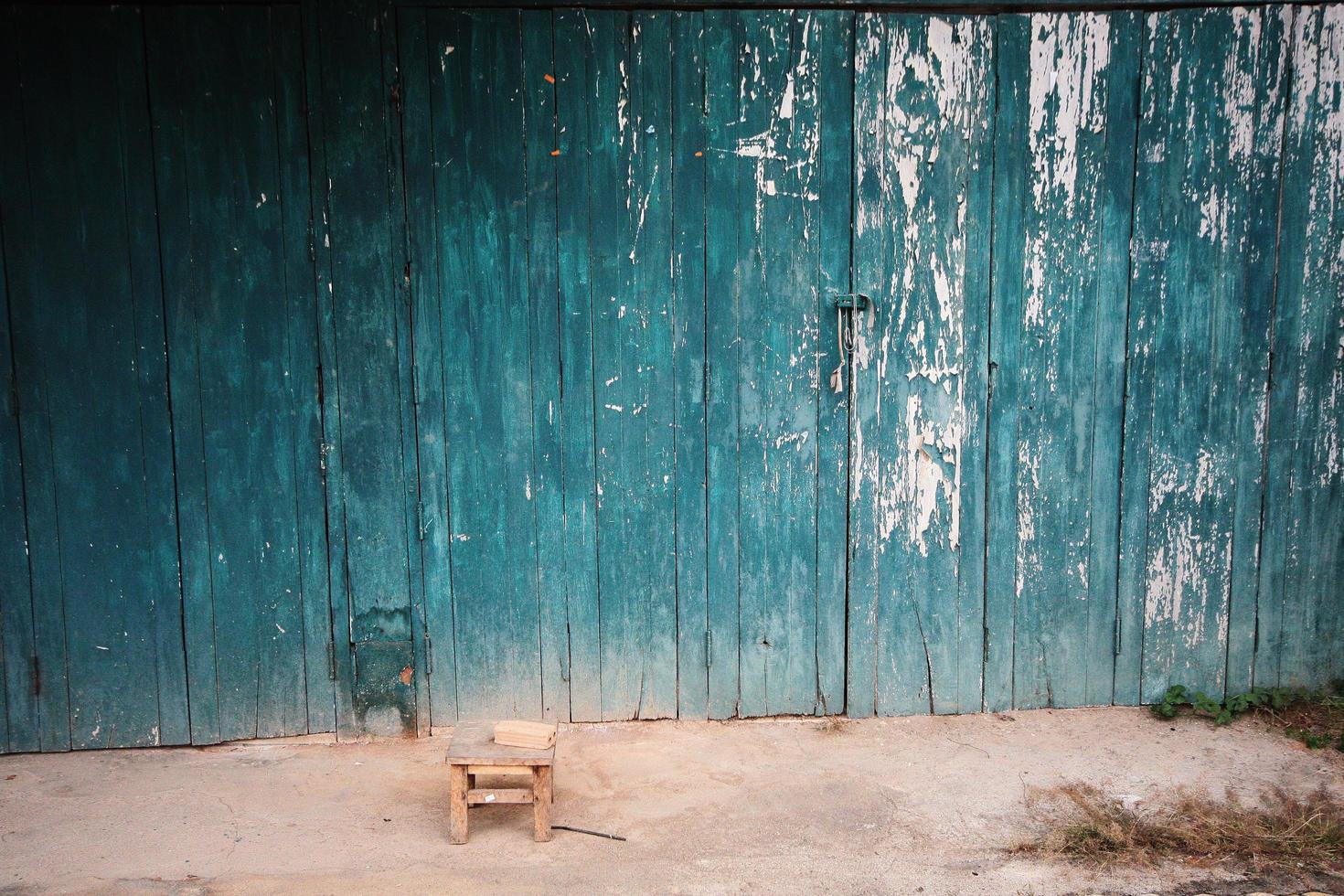 Clásico de madera verde puerta y pared en campo de tailandia abandonado antiguo vistoso casa foto