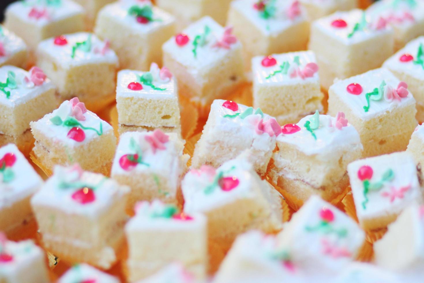 hecho en casa cuadrado blanco pastel crema cubitos postre decorado en buffet mesa foto