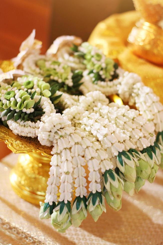 flor guirnaldas en un oro bandeja en tradicion tailandés Boda ceremonia día. jazmín guirnalda. foto