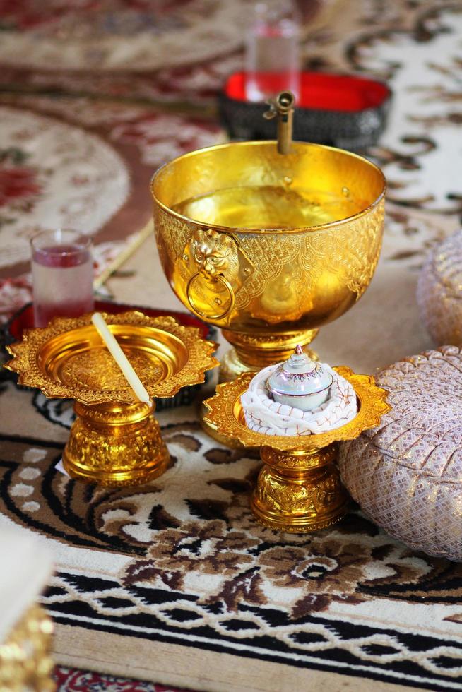 cerámico taza y santo hilo con santo agua un budista en oro bandeja y oro cuenco para tailandés compromiso ceremonia.thai Boda cultura tradicion foto