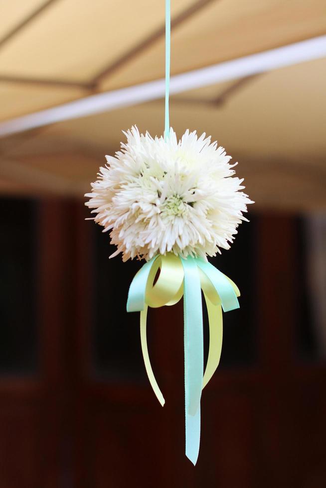 blanco ramo de flores flores con cinta colgando decoración en Boda ceremonia foto
