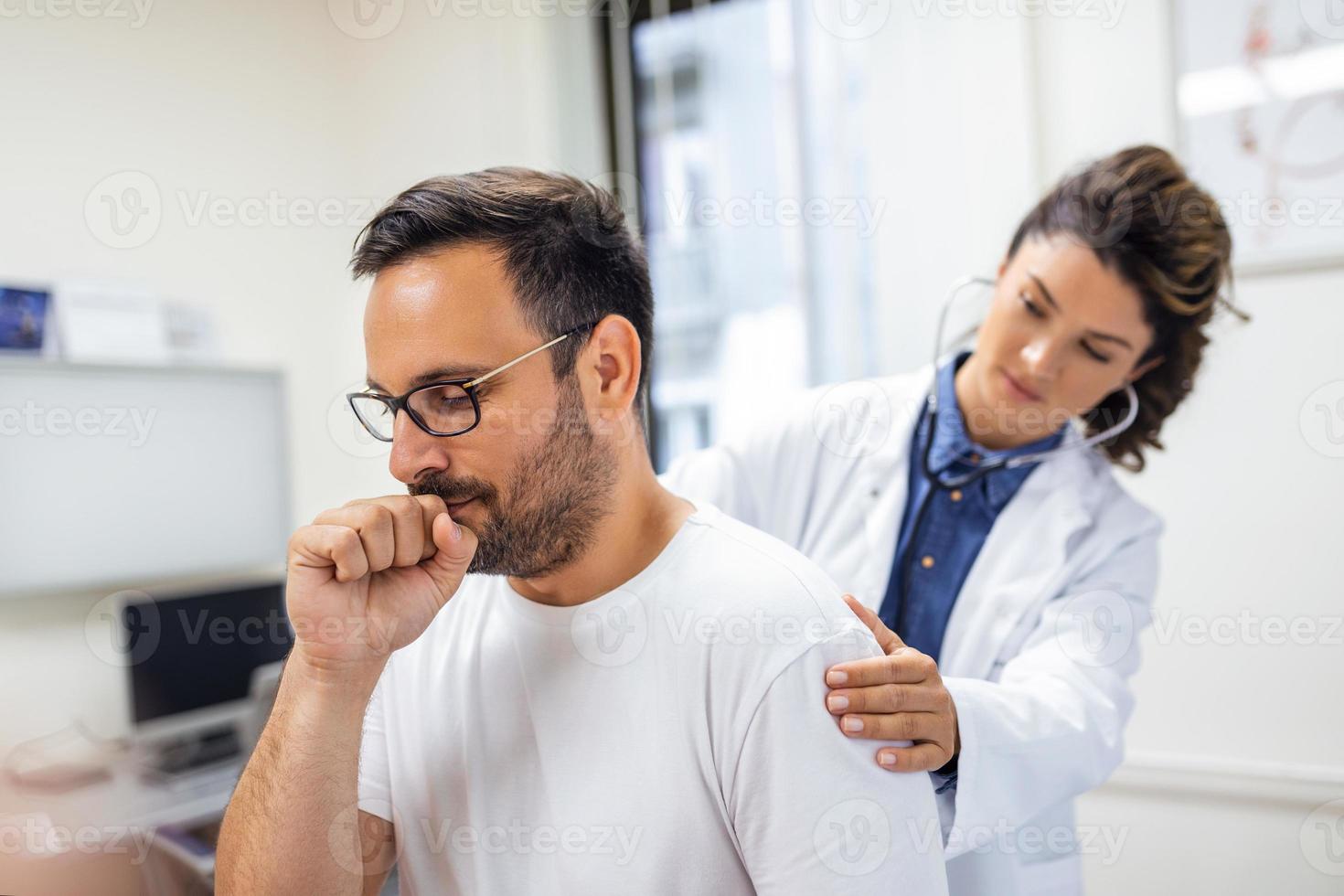un hembra médico a el clínica realiza auscultación de el livianos de un paciente con síntomas de coronavirus o neumonía. foto