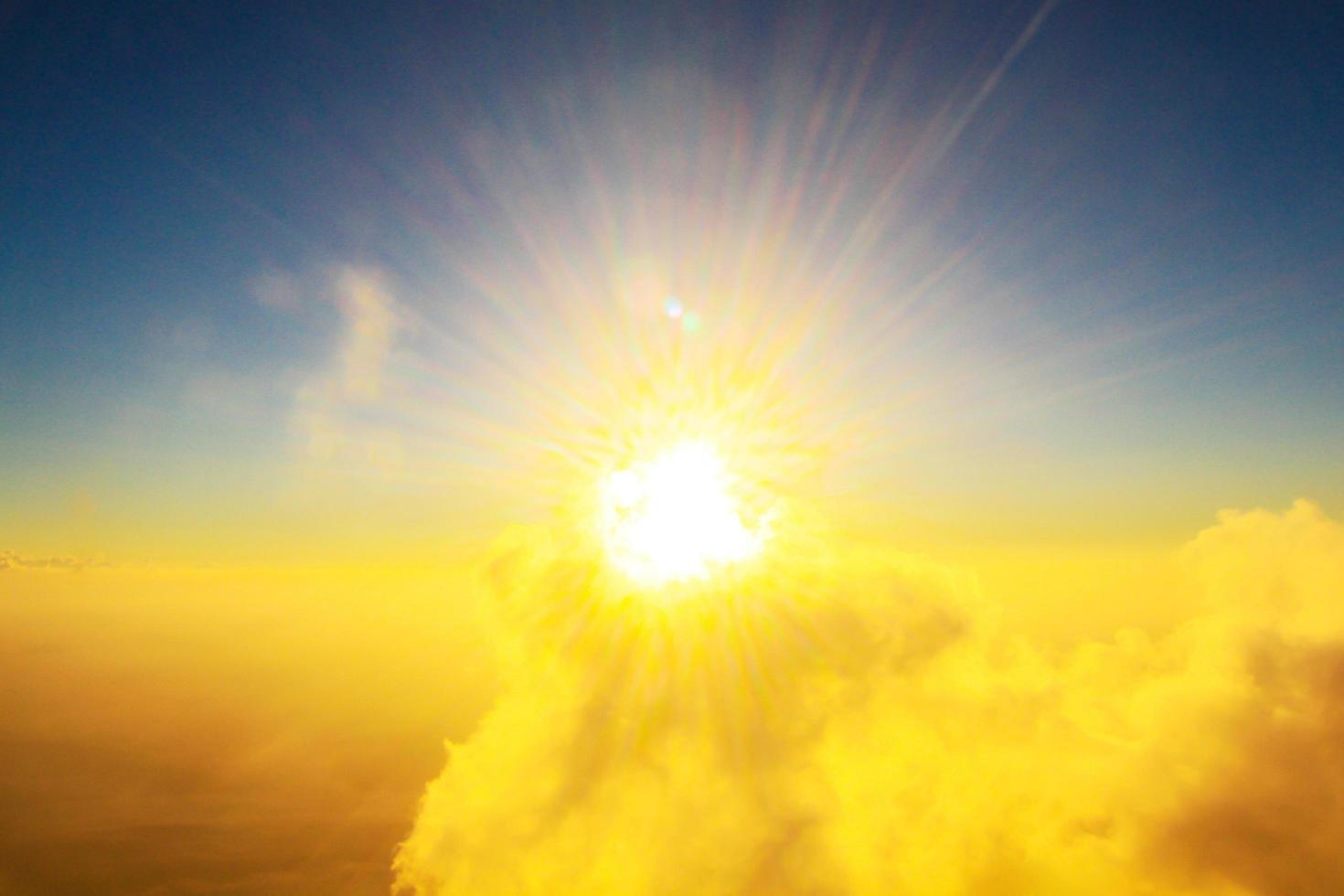 dorado ligero con amanecer en Mañana en el cielo y nube .niebla cubrir el selva colina en Tailandia foto