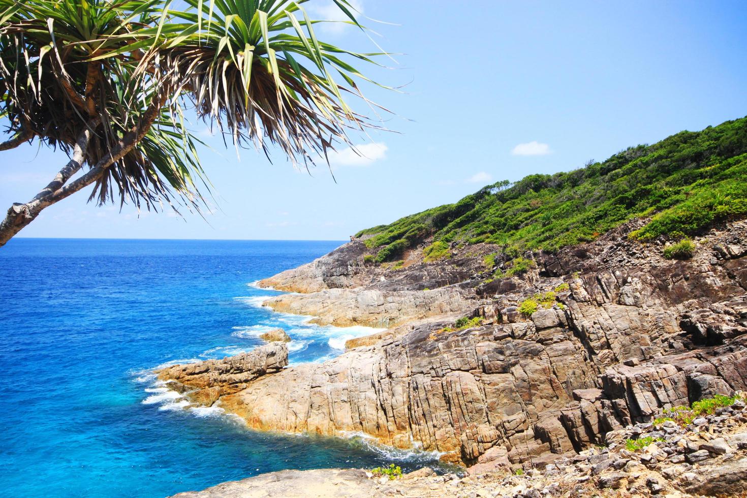 hermosa paraíso en verano de marina y mar horizonte con calma Oceano y azul cielo en rock montaña cabo.tropical playa plantas y selva isla foto