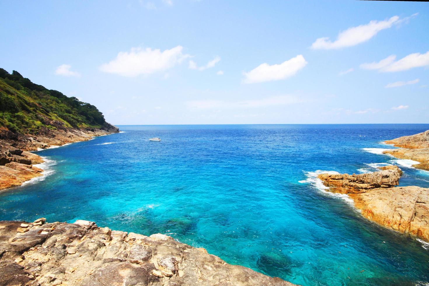 hermosa paraíso en verano de marina y mar horizonte con yate barco en calma Oceano y azul cielo en rock montaña cabo.tropical playa plantas y selva isla foto