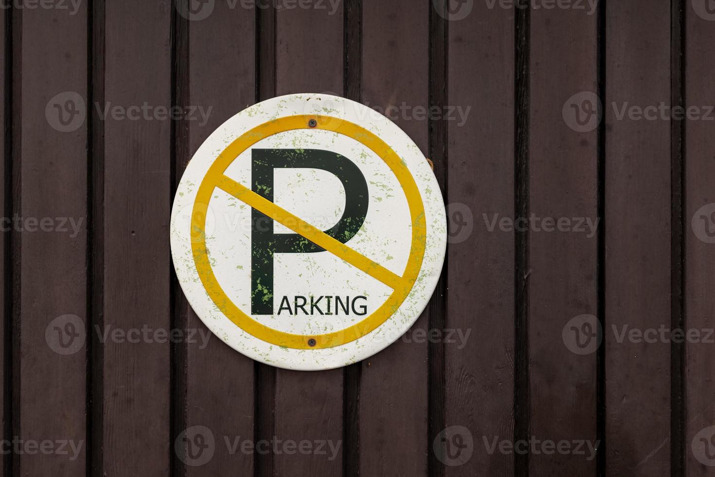 a no parking sign on a wooden wall photo