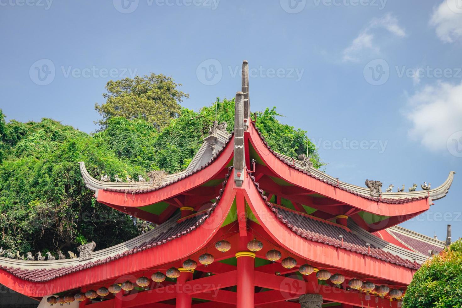 teja de tradicional chino templos cuando día hora de chino nuevo año. el foto es adecuado a utilizar para chino nuevo año, lunar nuevo año antecedentes y contenido medios de comunicación.