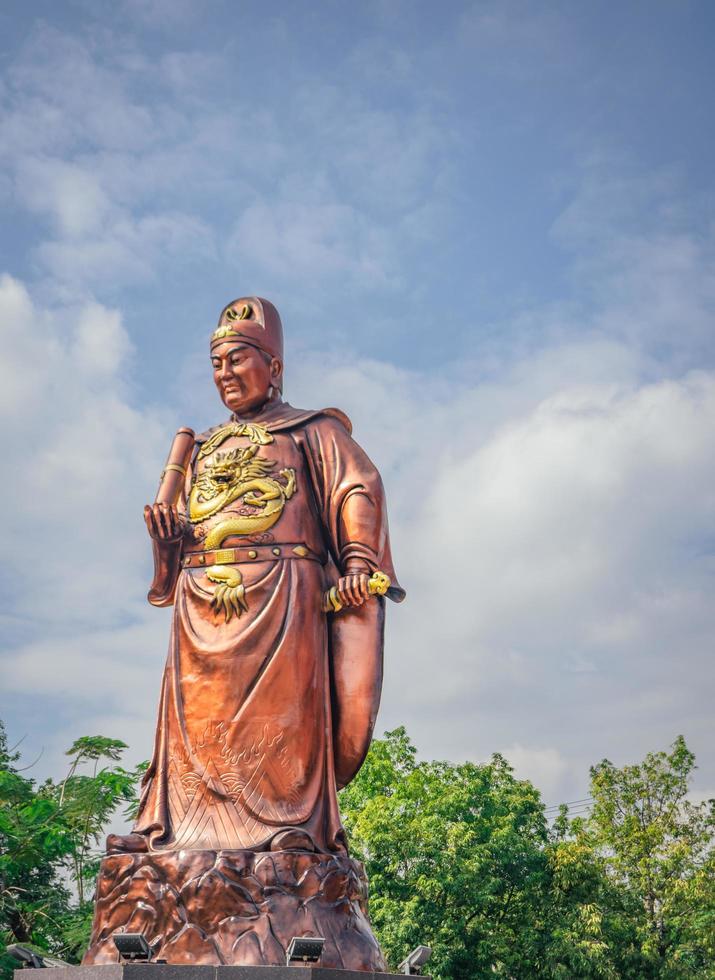 chino templo con guardián estatua cuando chino nuevo año celebracion. el foto es adecuado a utilizar para chino nuevo año, lunar nuevo año antecedentes y contenido medios de comunicación.