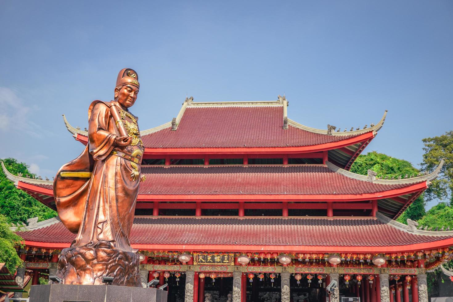 chino templo con guardián estatua cuando chino nuevo año celebracion. el foto es adecuado a utilizar para chino nuevo año, lunar nuevo año antecedentes y contenido medios de comunicación.