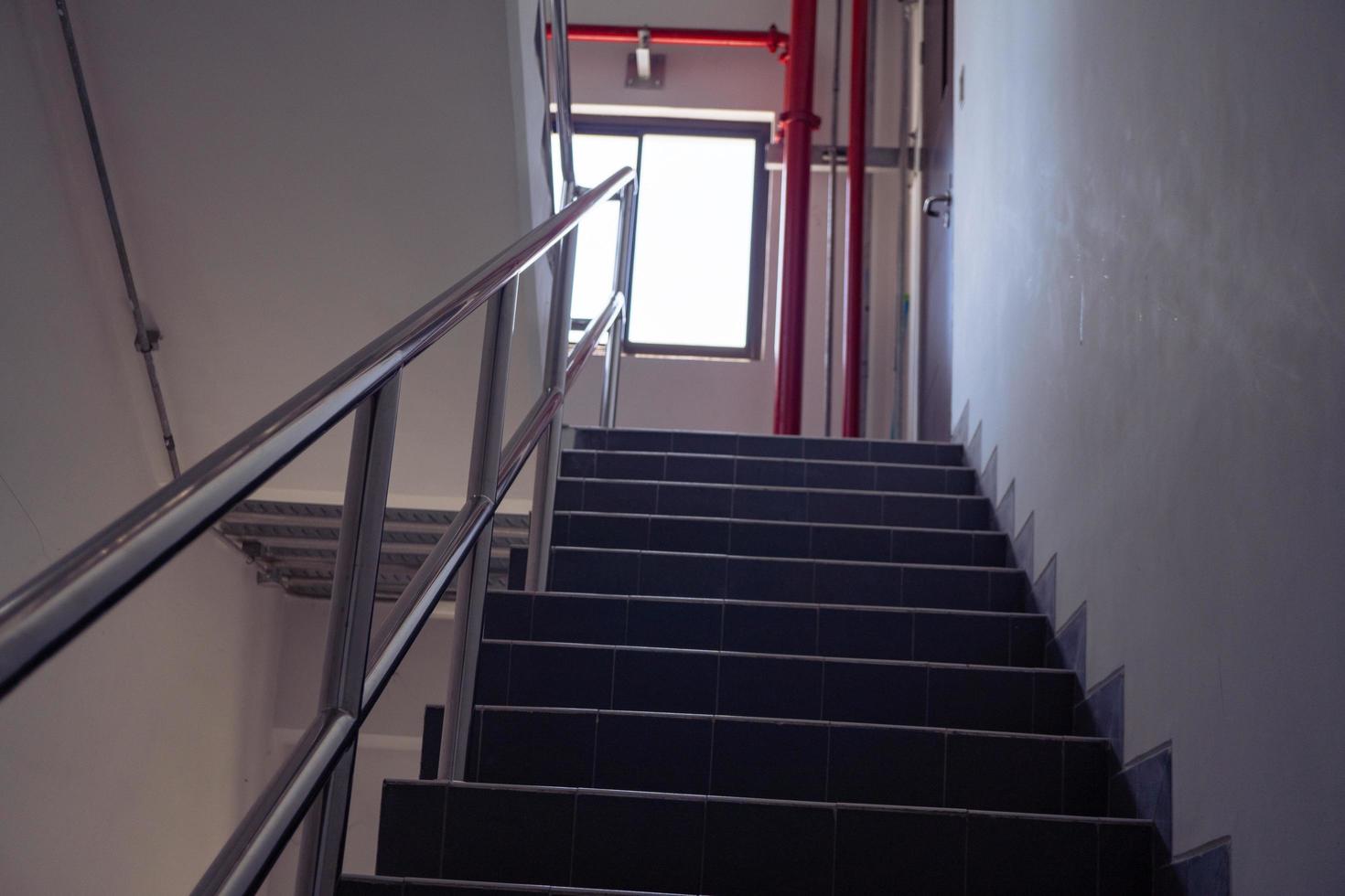 arriba escalera y abajo escalera en el administración edificio. el foto es adecuado a utilizar para oficina antecedentes fotografía y contenido medios de comunicación.