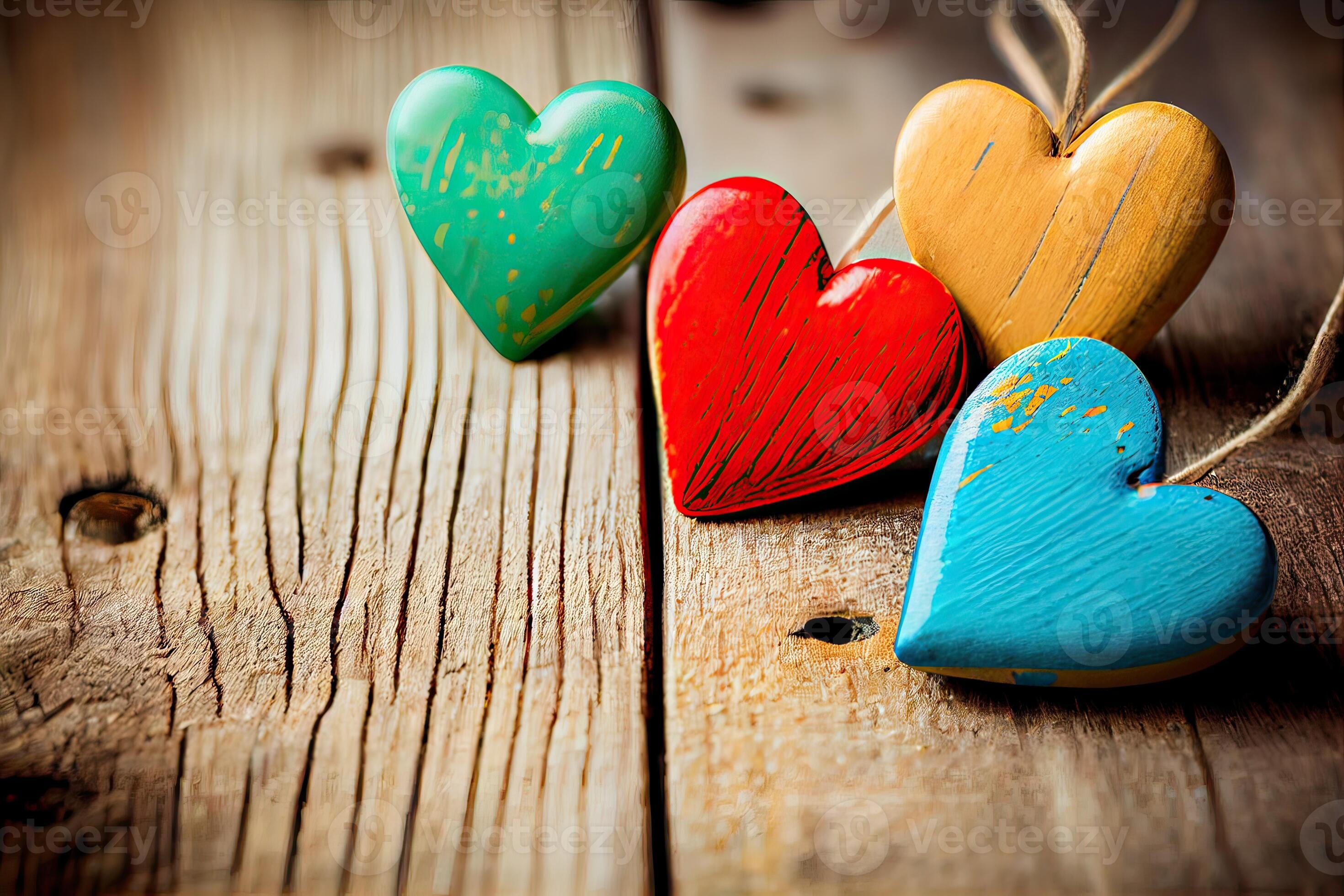 vistoso corazón forma de madera en de madera antecedentes. San Valentín