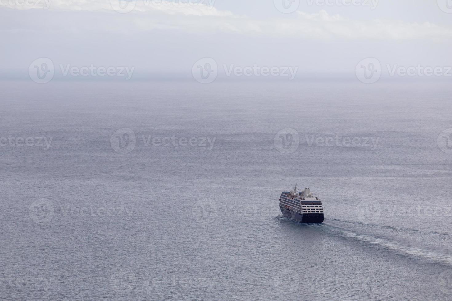 un majestuoso Oceano viaje. crucero Embarcacion en el horizonte foto