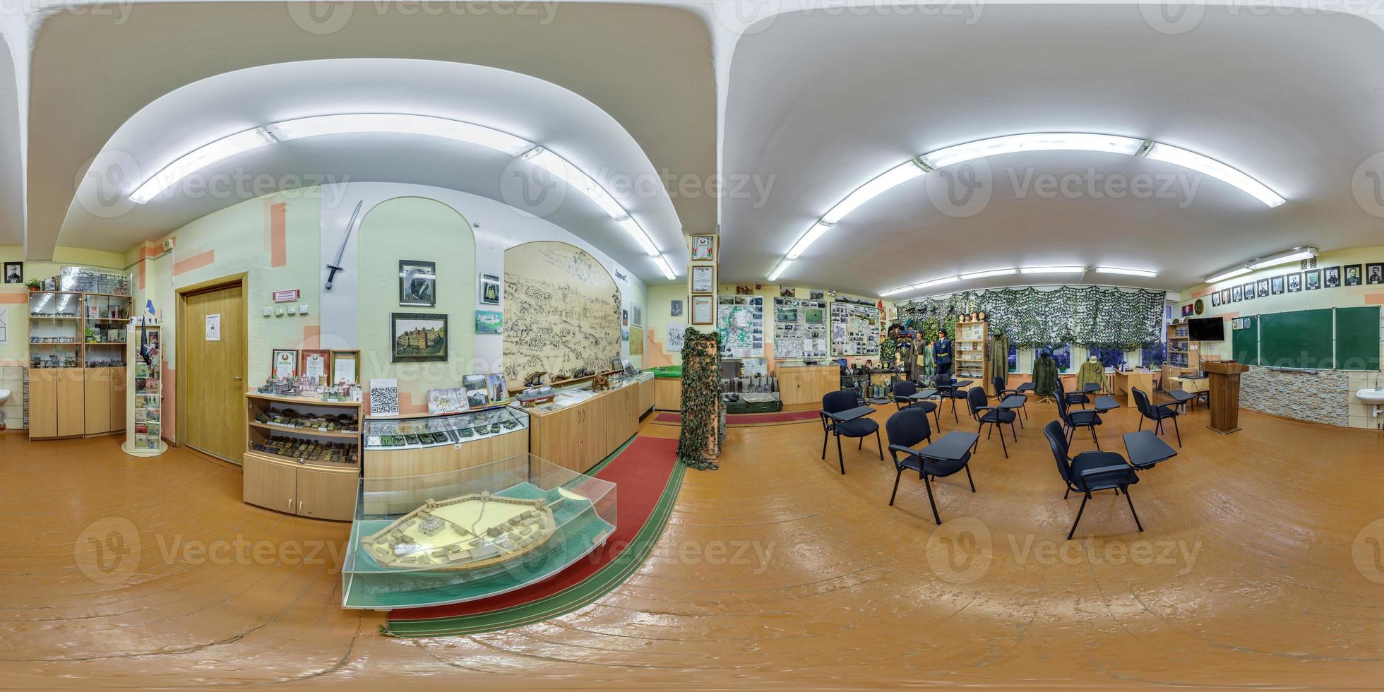 lleno 360 hdri esférico panorama ver en interior sala y reunión habitación a el mundo guerra ii museo en equirrectangular equidistante proyección. vr contenido foto