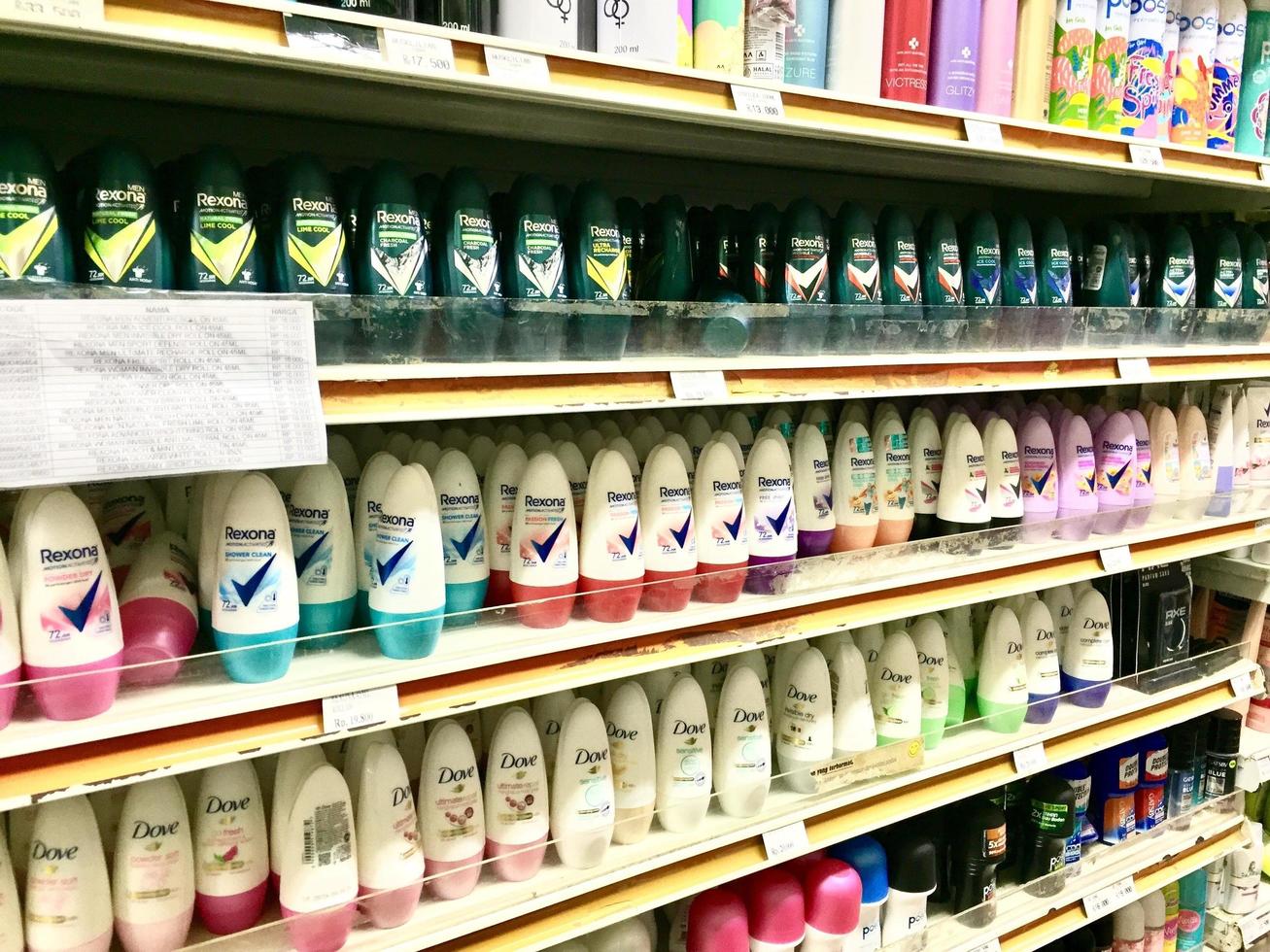 rexona desodorante, fila de desodorante productos en un supermercado ventana, adecuado para editorial necesidades, batam, indonesia-abril 2023 foto