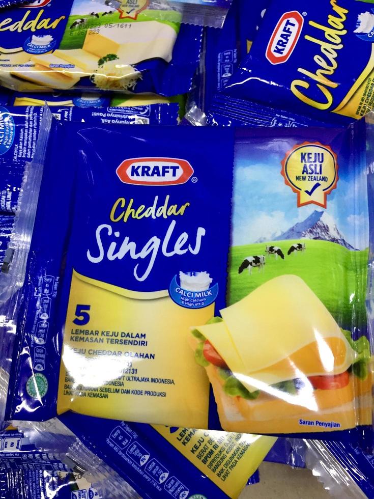 Kraft queso Cheddar, pilas de queso embalaje con el marca 'kraft' en un supermercado ventana, adecuado para editorial necesidades, batam, indonesia-abril 2023 foto