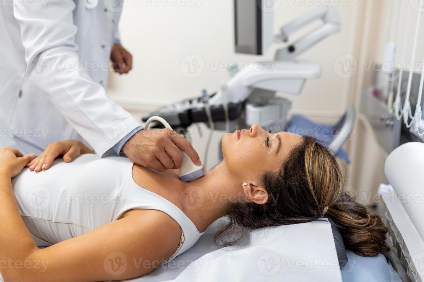 médico haciendo ultrasonido de tiroides glándula a mujer paciente en clínica. diagnóstico y tratamiento de autoinmune tiroiditis concepto foto