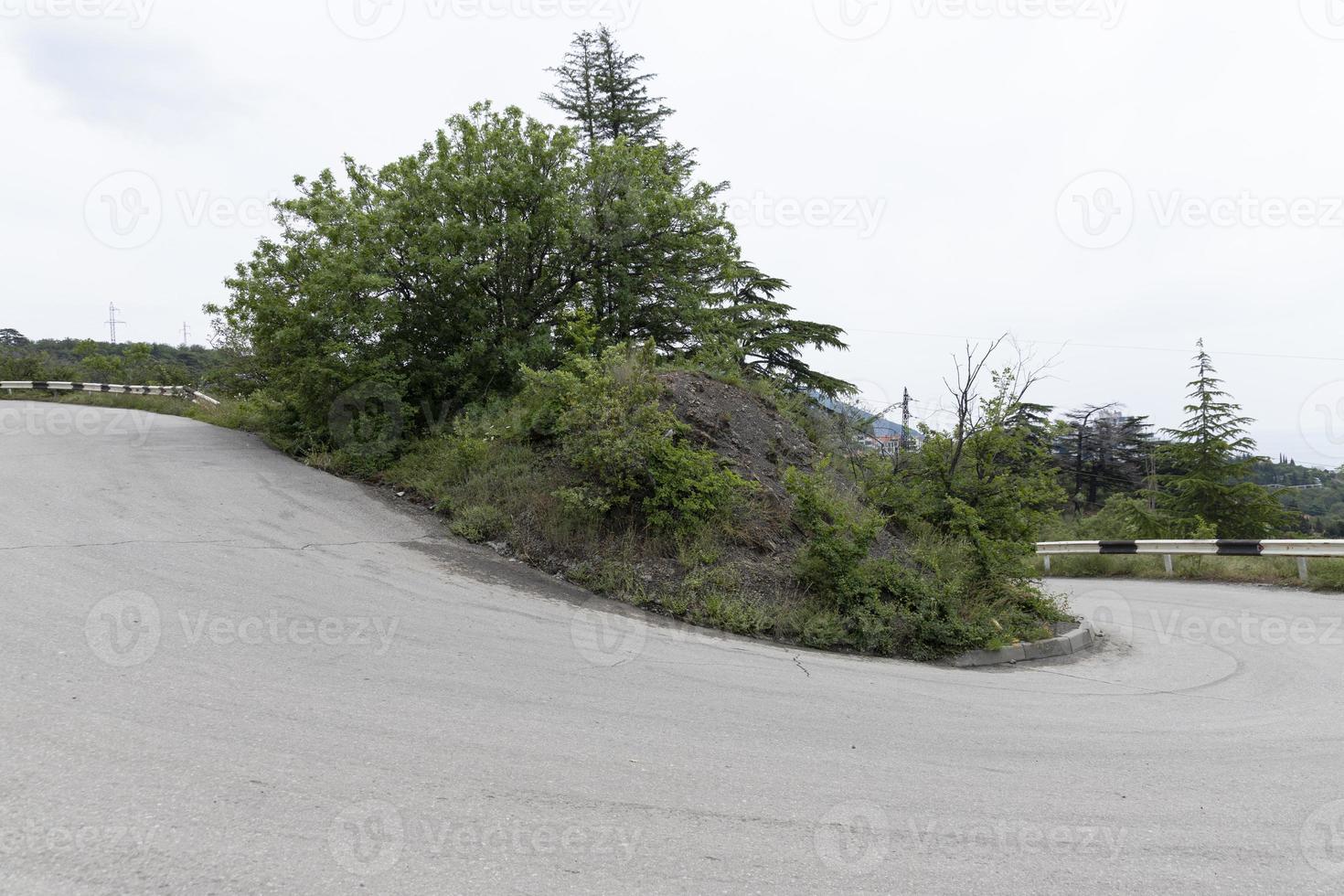 un escarpado montaña curva de un pavimentado la carretera. auto viajar. foto