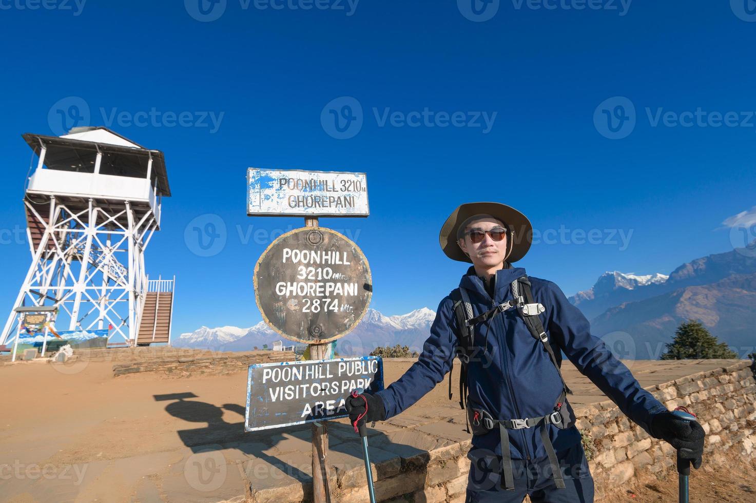 un joven viajero trekking en poon colina ver punto en ghorepani, Nepal foto