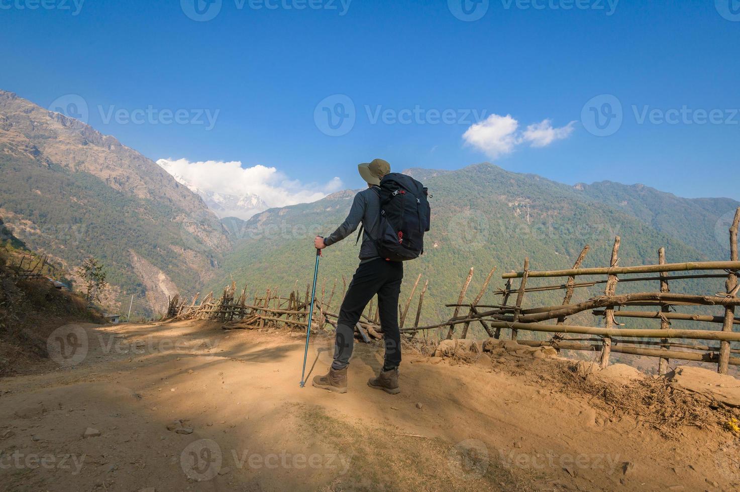 un joven viajero trekking en bosque sendero , Nepal foto