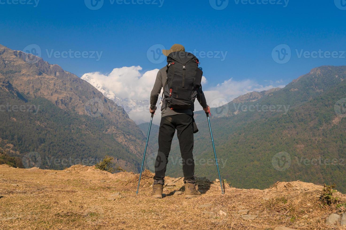 un joven viajero trekking en bosque sendero , Nepal foto